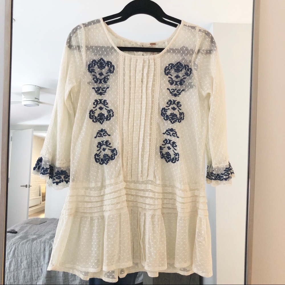 Embroidered lace tunic, in like-new condition!